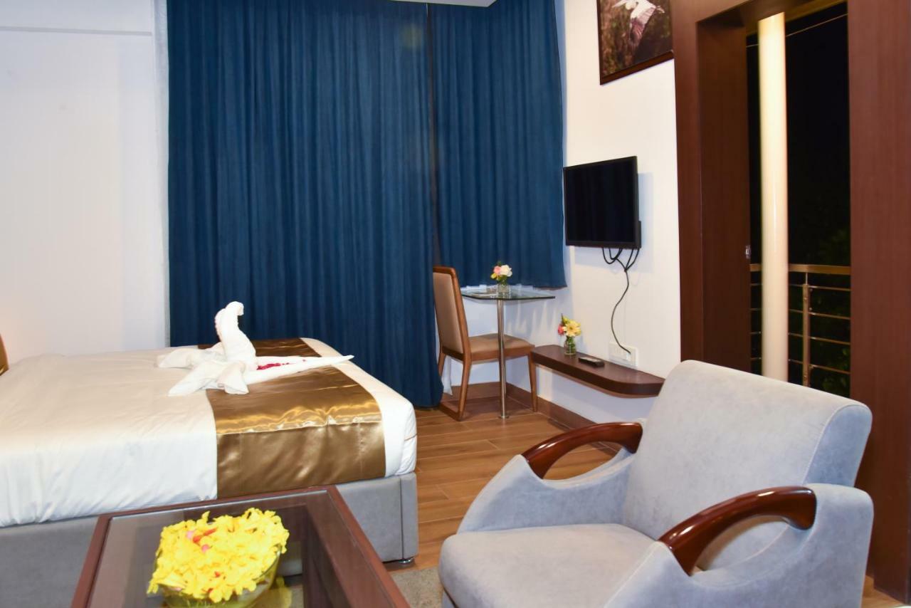 Silver Oak Hotel Mysore Exterior foto